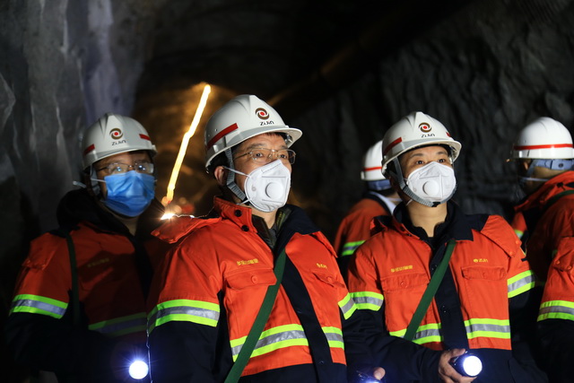 鄒總裁調研多寶山銅業 (9)-640.JPG